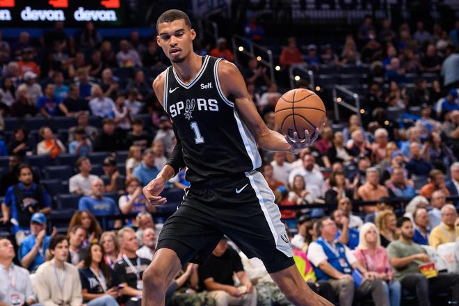 对谈判桌的 对谈判桌的